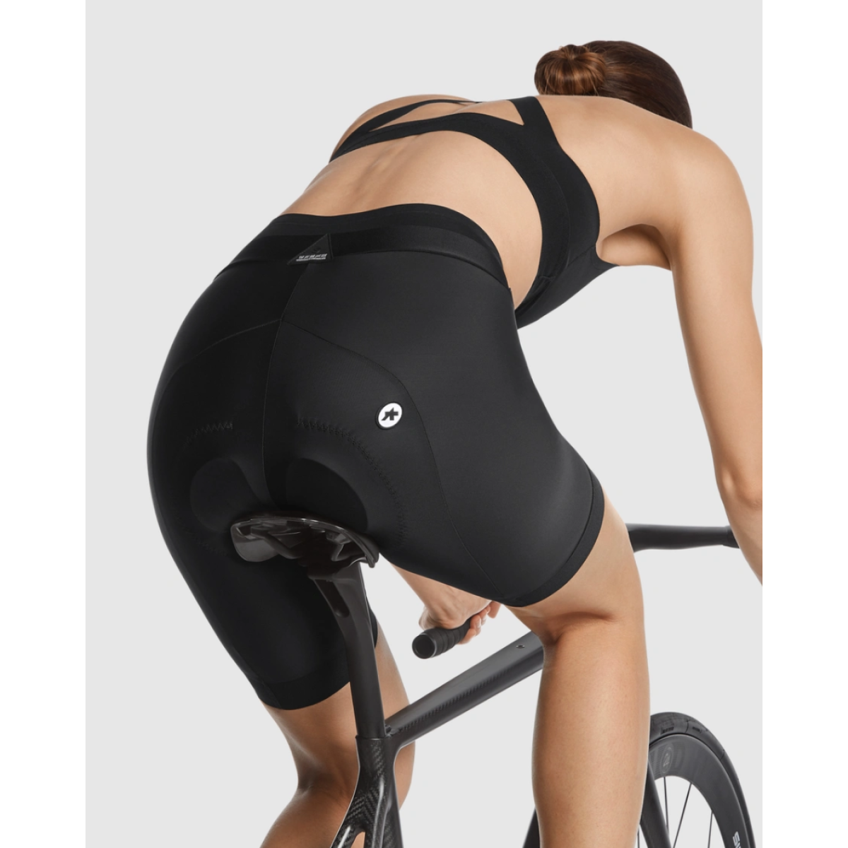 Assos UMA GT c2 pusgarās šorti | blackSeries (Standarta)