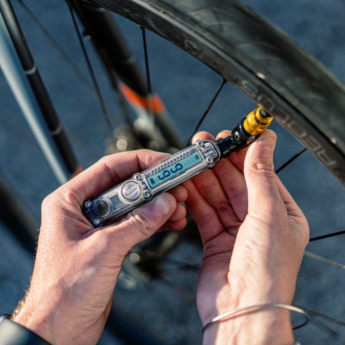 Lezyne digitālais velosipēdu spiediena mērītājs ar digitālo kontrolpiedziņu