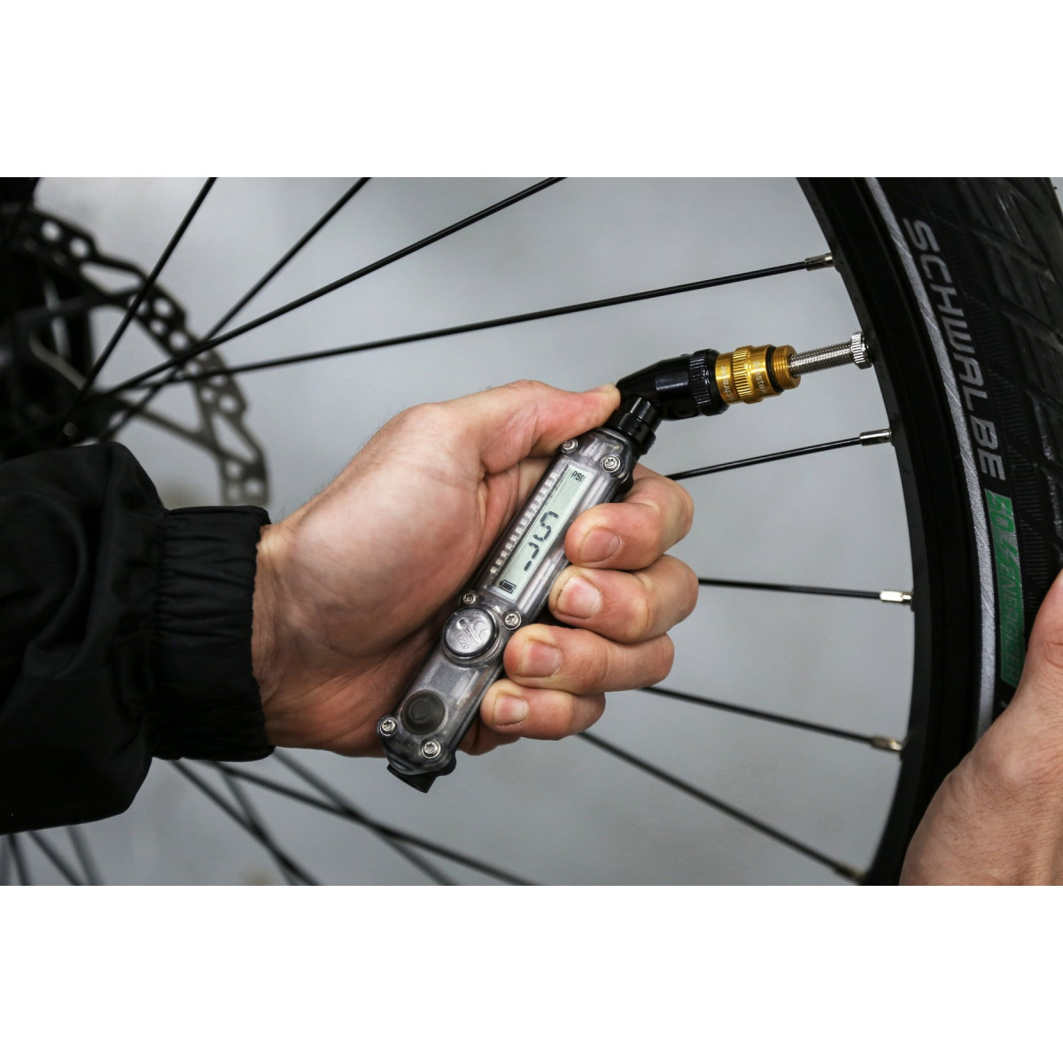 Lezyne digitālais velosipēdu spiediena mērītājs ar digitālo kontrolpiedziņu