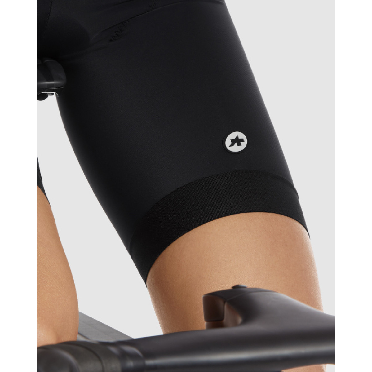 Assos UMA GT c2 šorti | melnaSērija