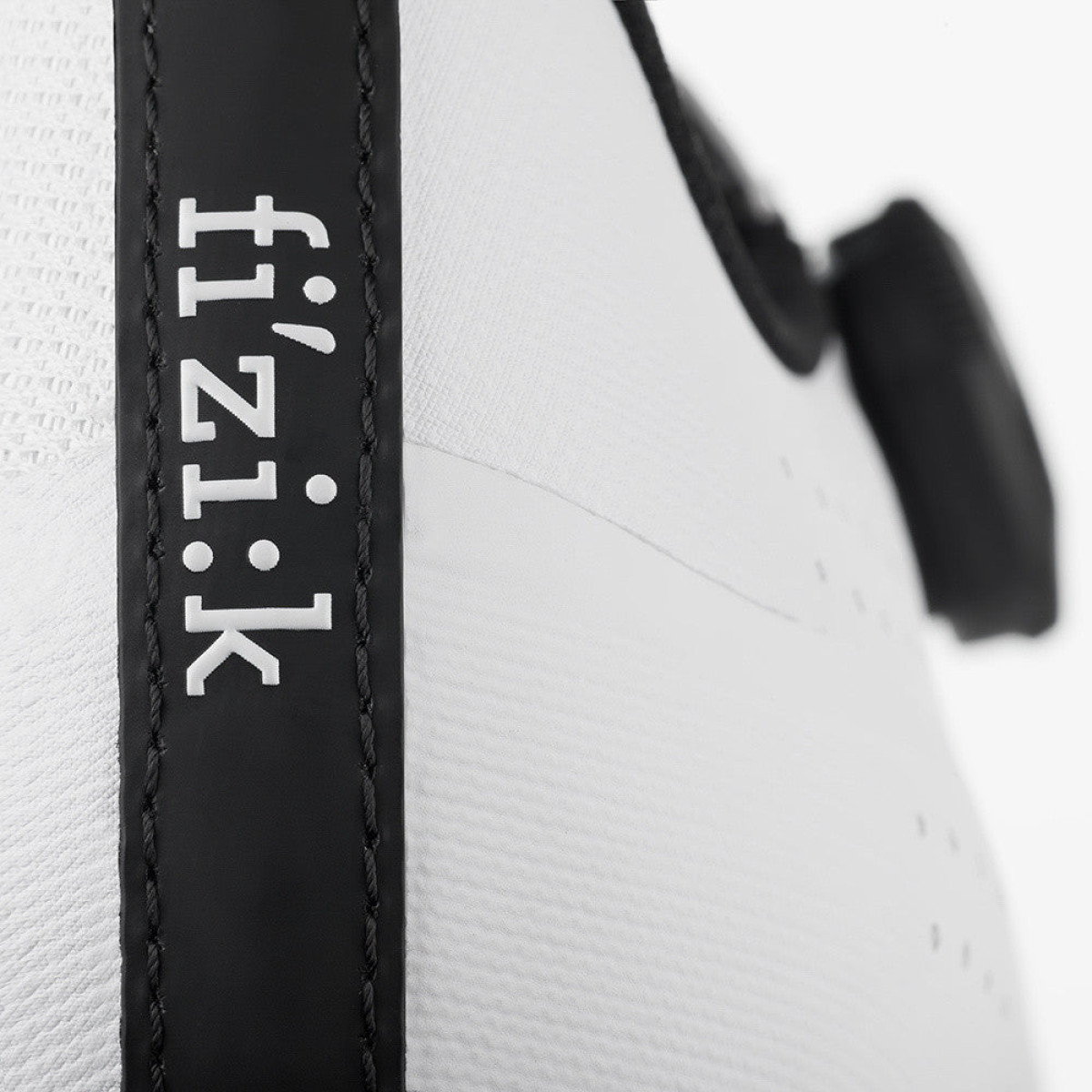 Fizik Tempo Overcurve R4 maanteejalatsid | White - Black