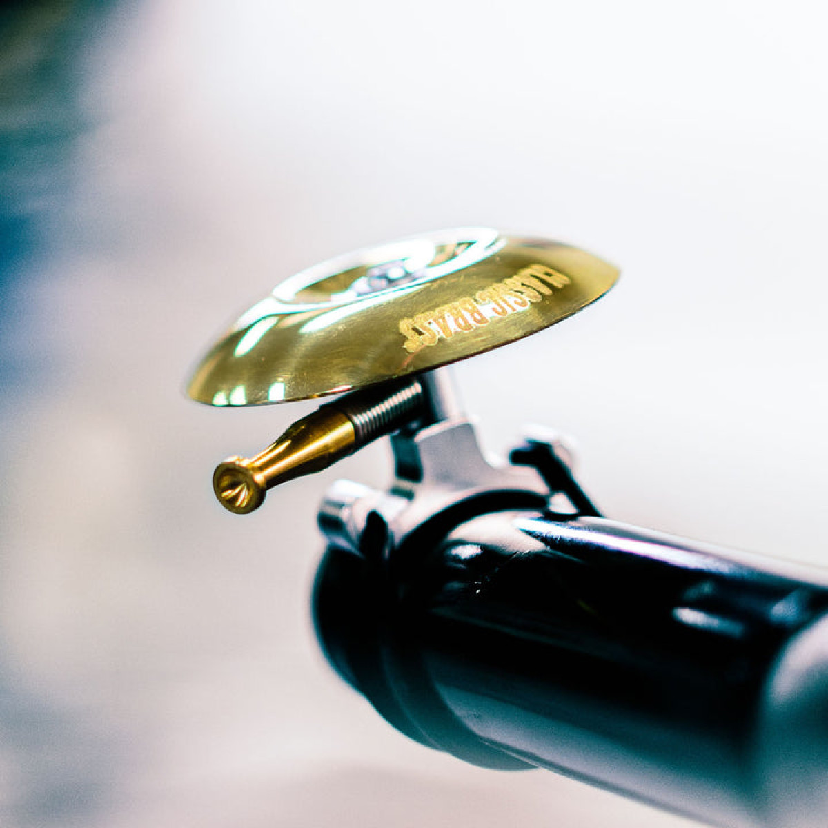 Lezyne Classic Shallow messingist jalgrattakell | Must - kuldne