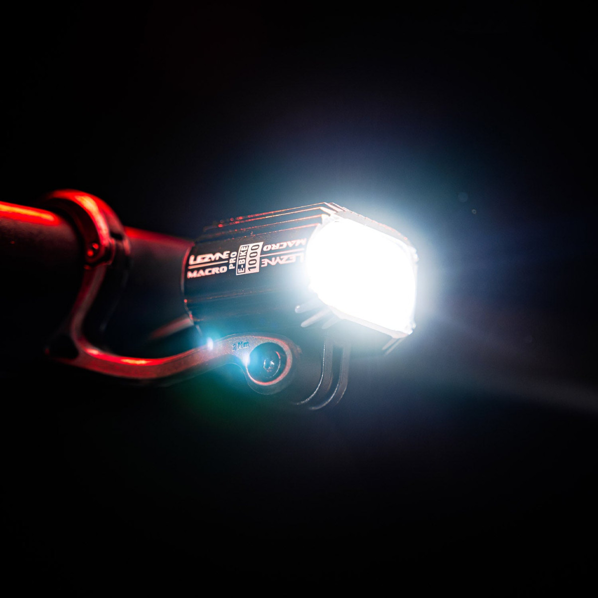 Lezyne E-Bike Macro Drive 1000 priekšējais lukturis