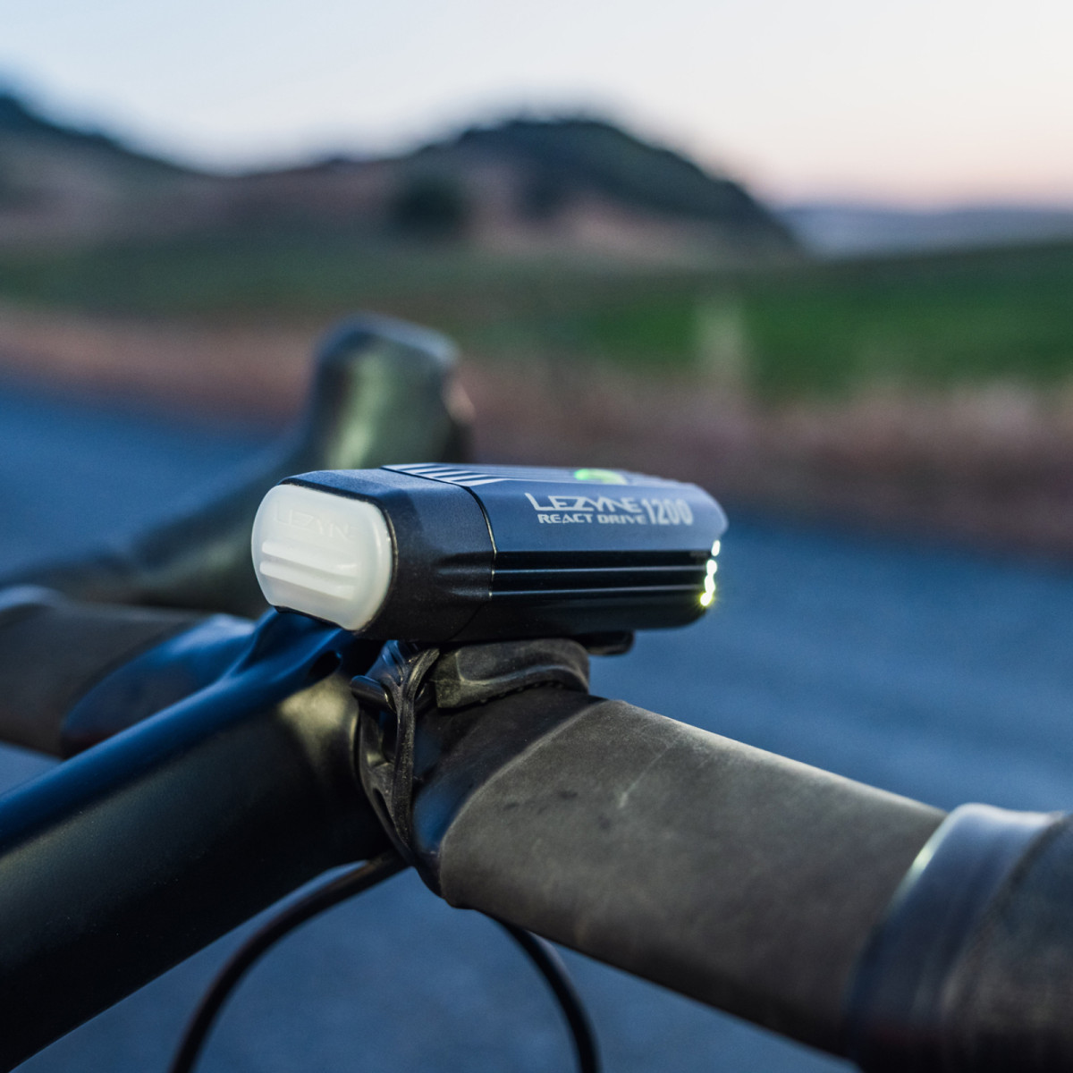 Lezyne React Drive 1200 priekšējais lukturis | Black